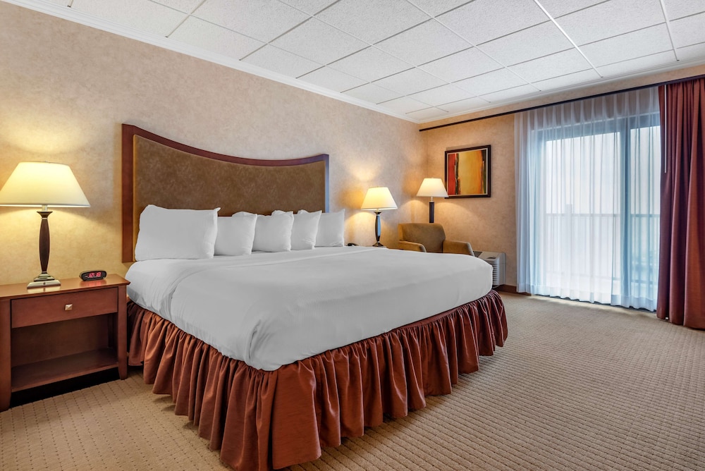 Superior Room, 1 King Bed, Balcony, Lake View photo 3