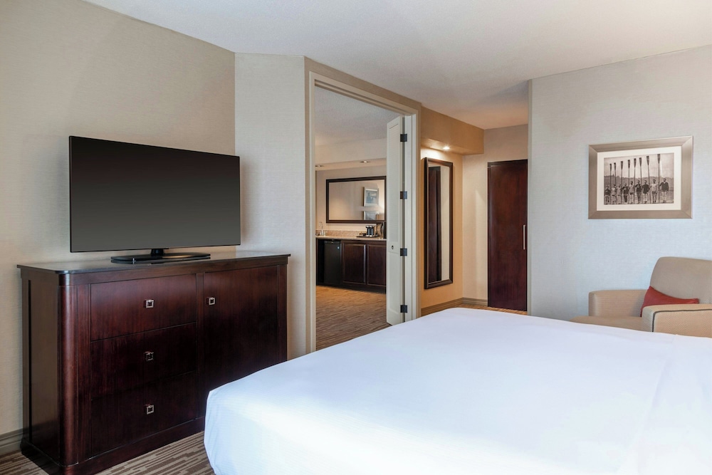 Standard Room, 1 King Bed with Sofa bed, City View photo 3