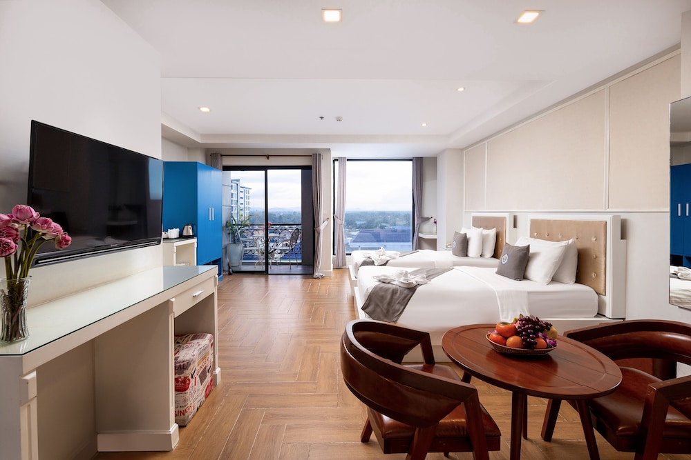Deluxe Family Room - Photo 2