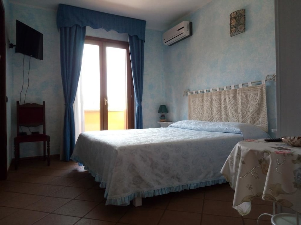 Classic Double or Twin Room, 1 Bedroom, Private Bathroom, Hill View photo 3
