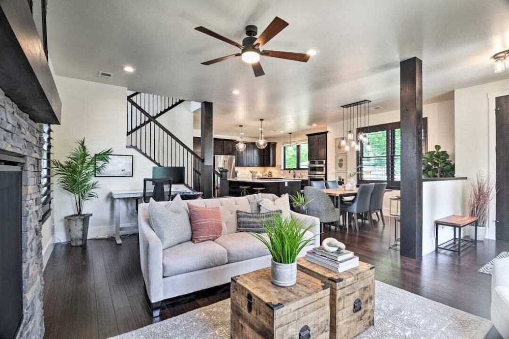 House, Multiple Beds, Patio, Garden View (327 N. Loomis Ave*) photo 1