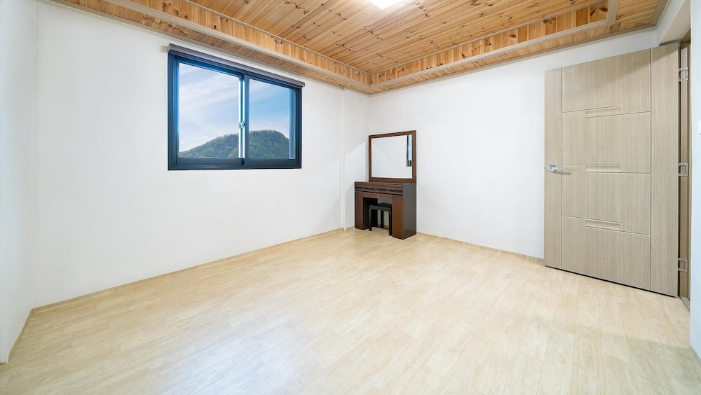 Basic Room, 2 Bedrooms (byeolbit) photo 2