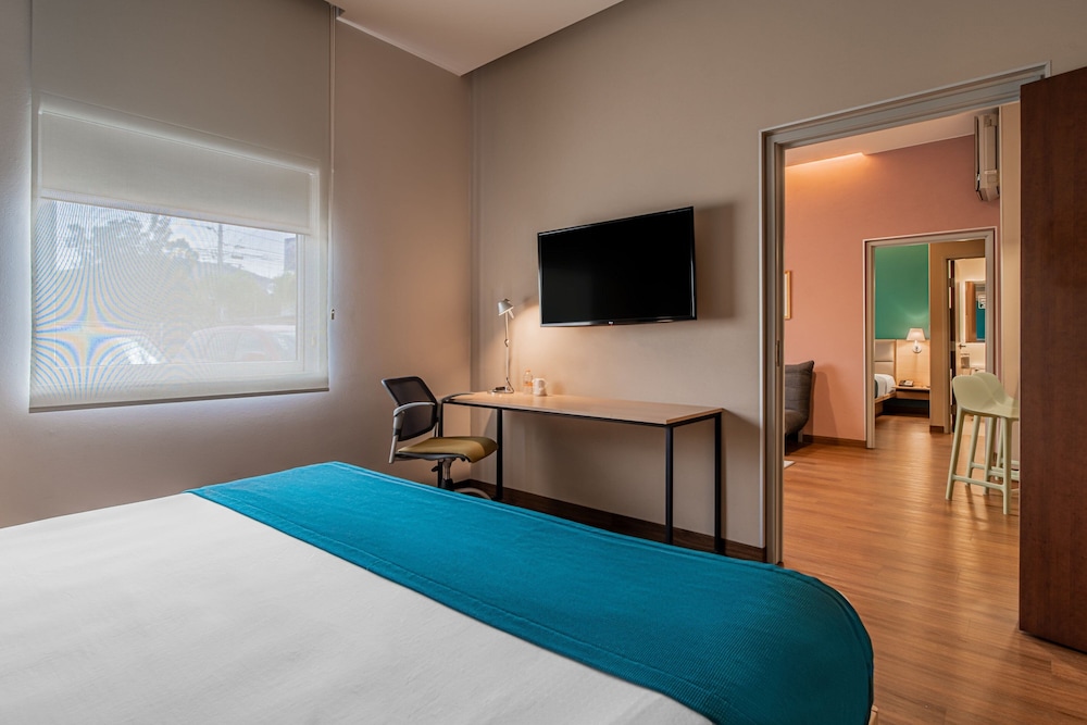 Suite, 2 Bedrooms - Photo 2