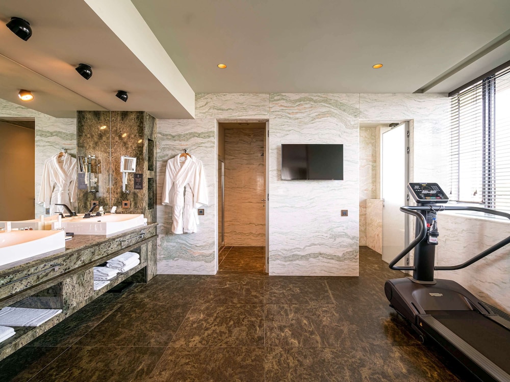 Room, 1 King Bed (Prestige | Sofa) photo 3