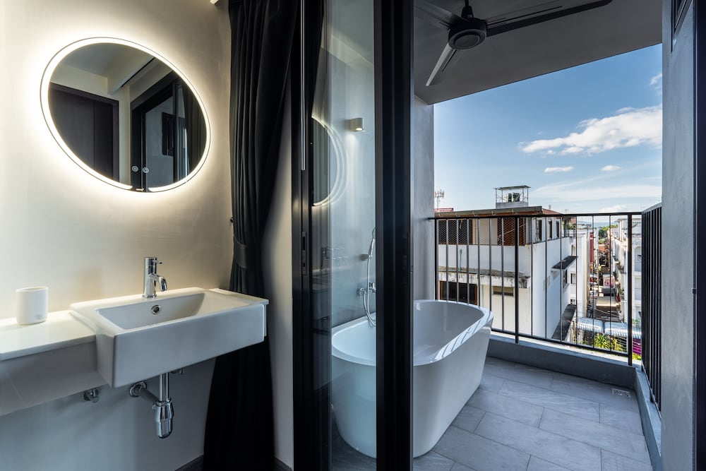 Deluxe Twin Room, Bathtub - Photo 5