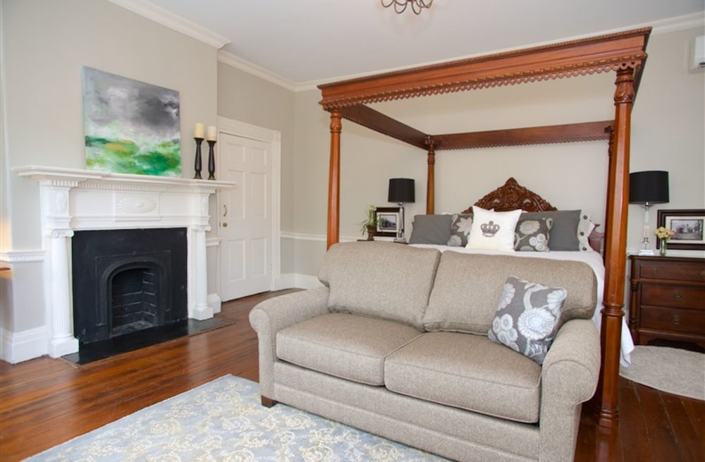 Room, Private Bathroom (5 - Dinsmore)
