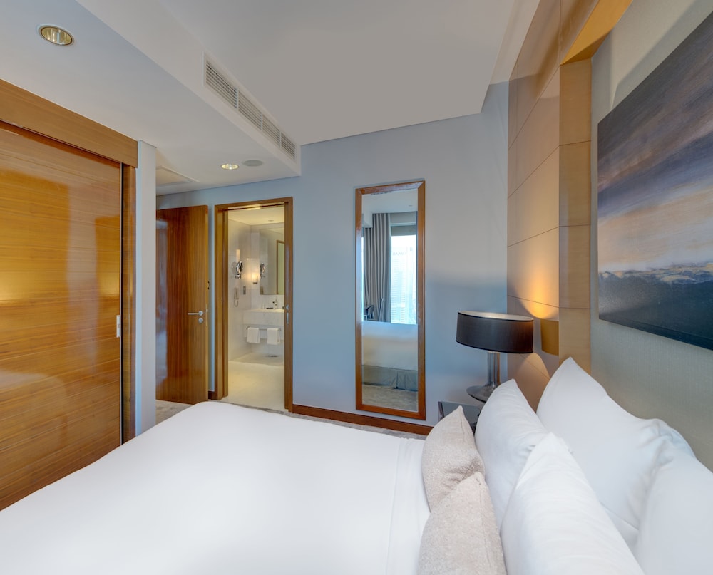 Downtown Luxury 1BR  Mall View, Pool, Parking D