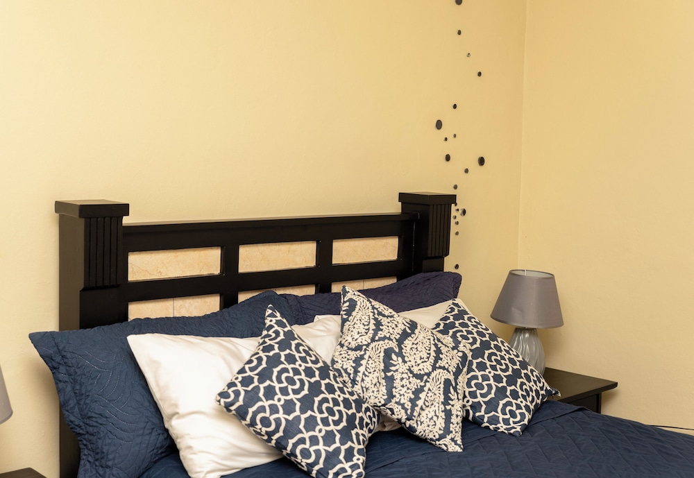 Basic Room, 1 Queen Bed
