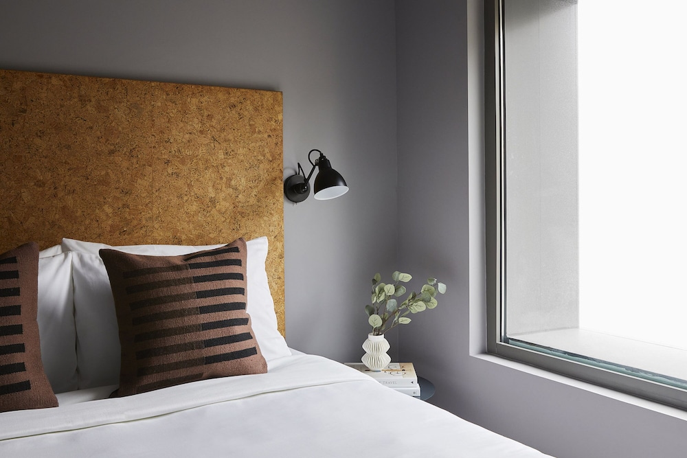 Comfort Studio, 1 King Bed, Non Smoking (Self Check-in with Virtual Front Desk) photo 1