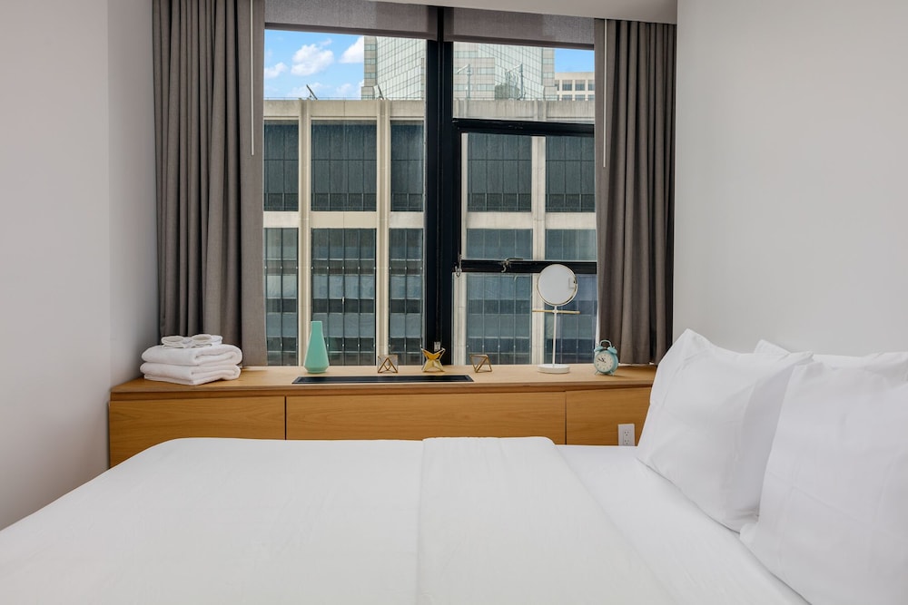 One Bedroom ADA thumbnail 5