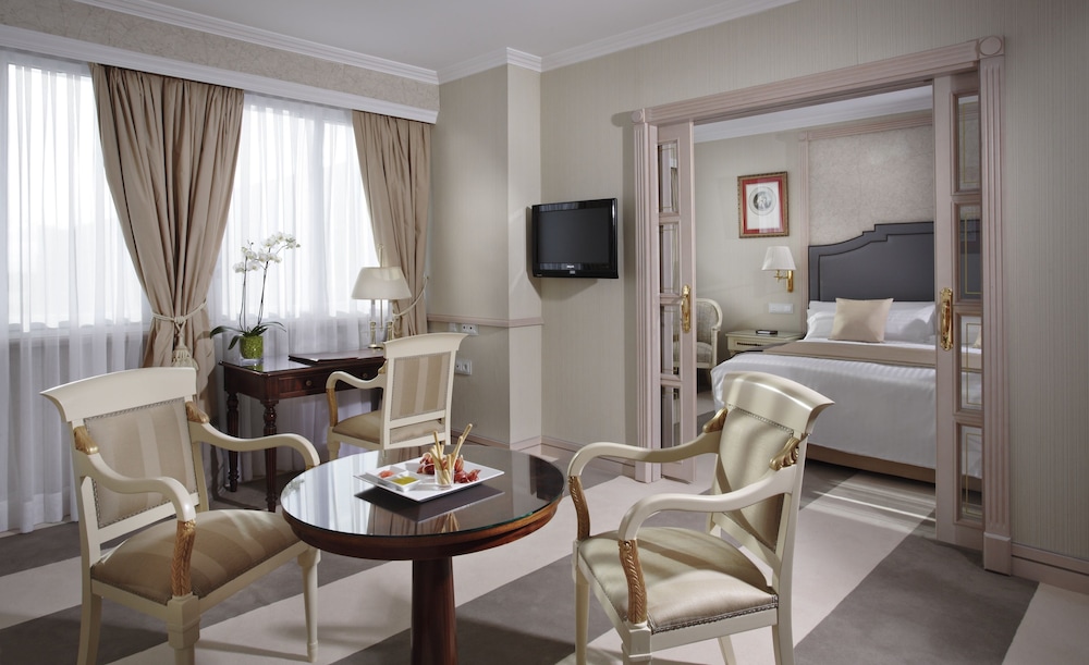 The Level, Junior Suite