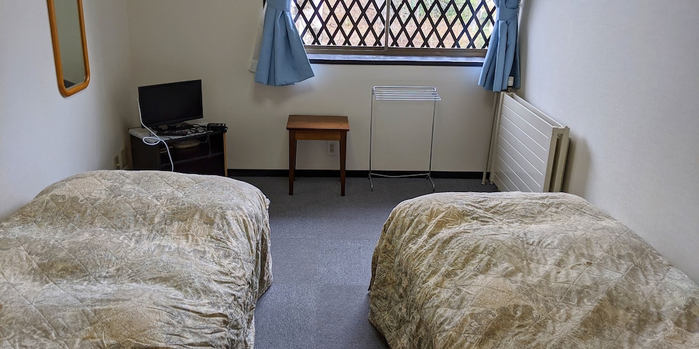 Twin Room, 2 Twin Beds, Non Smoking, Shared Bathroom photo 3