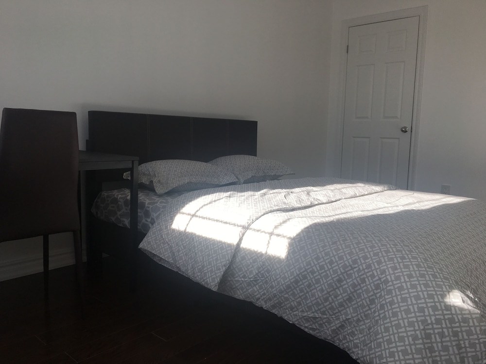 Economy Room, 1 Queen Bed photo 2