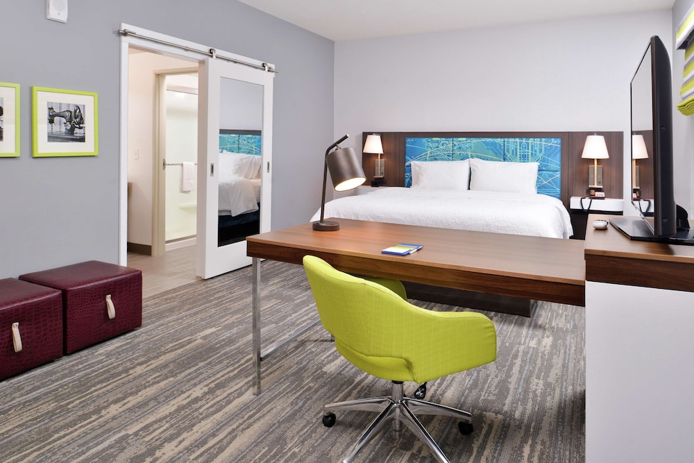 Studio, 1 King Bed, Refrigerator & Microwave (Wet bar) photo 3