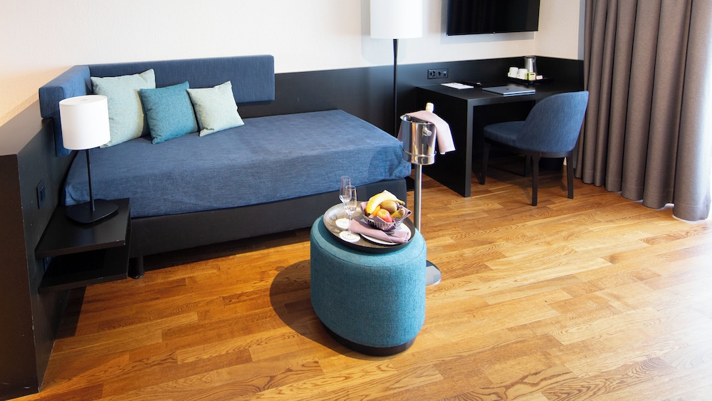 Junior Double or Twin Room, 1 King Bed, Balcony photo 2