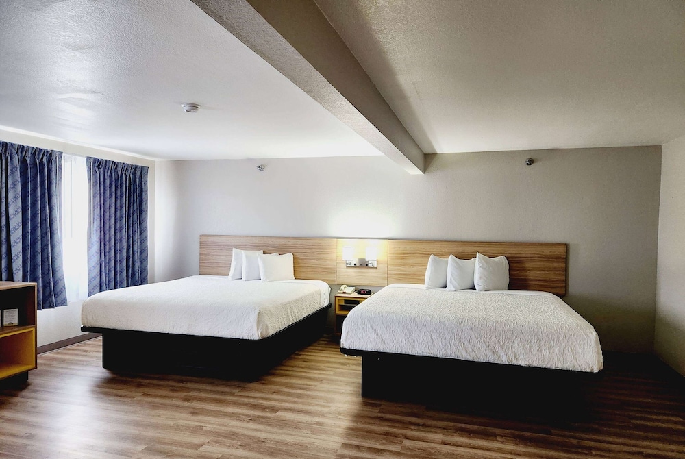 Suite, Non Smoking (2 King Beds) - Photo 6