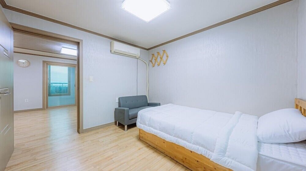 Room (Room 202) - Photo 4