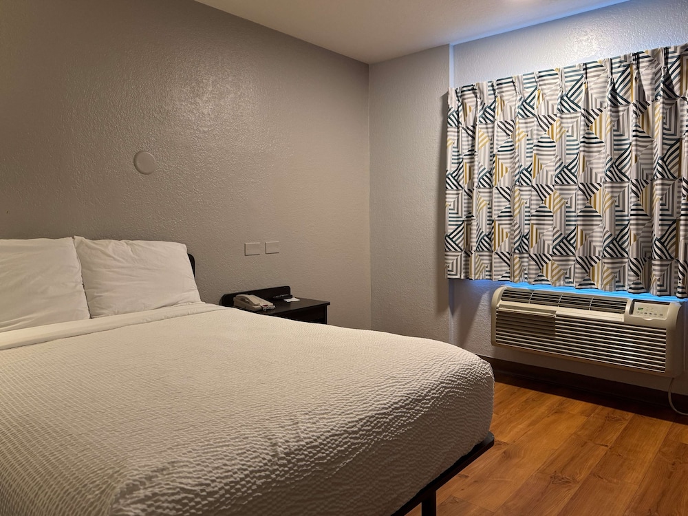 Standard Suite, 1 Queen Bed, Non Smoking photo 2