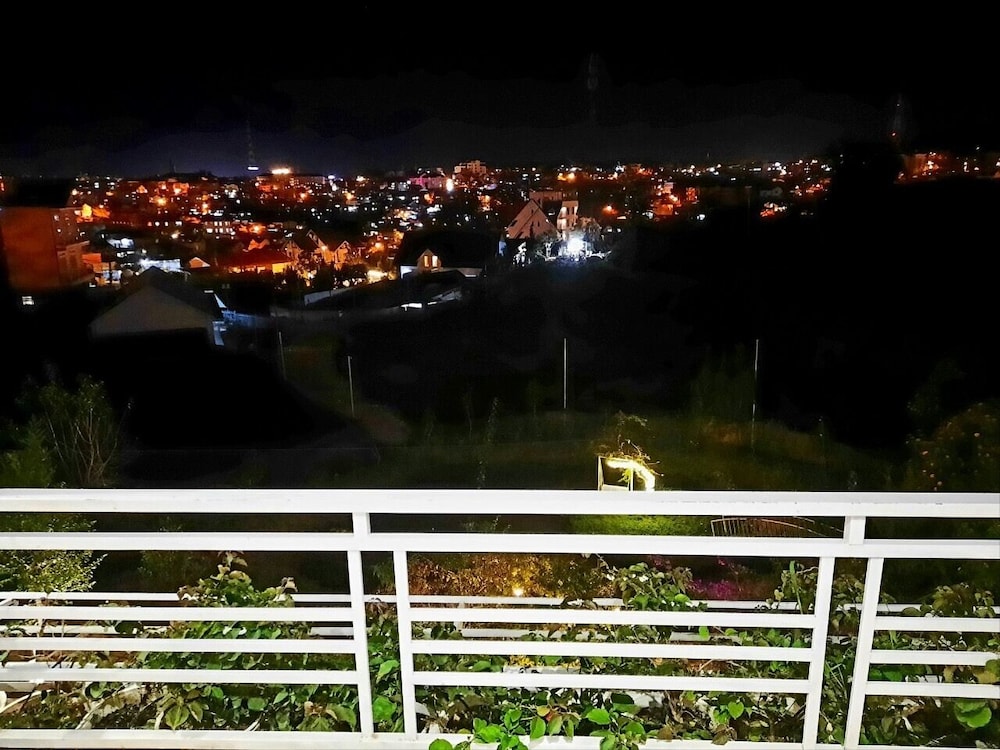 Family Quadruple Room, 2 Queen Beds, Balcony, Mountain View photo 3