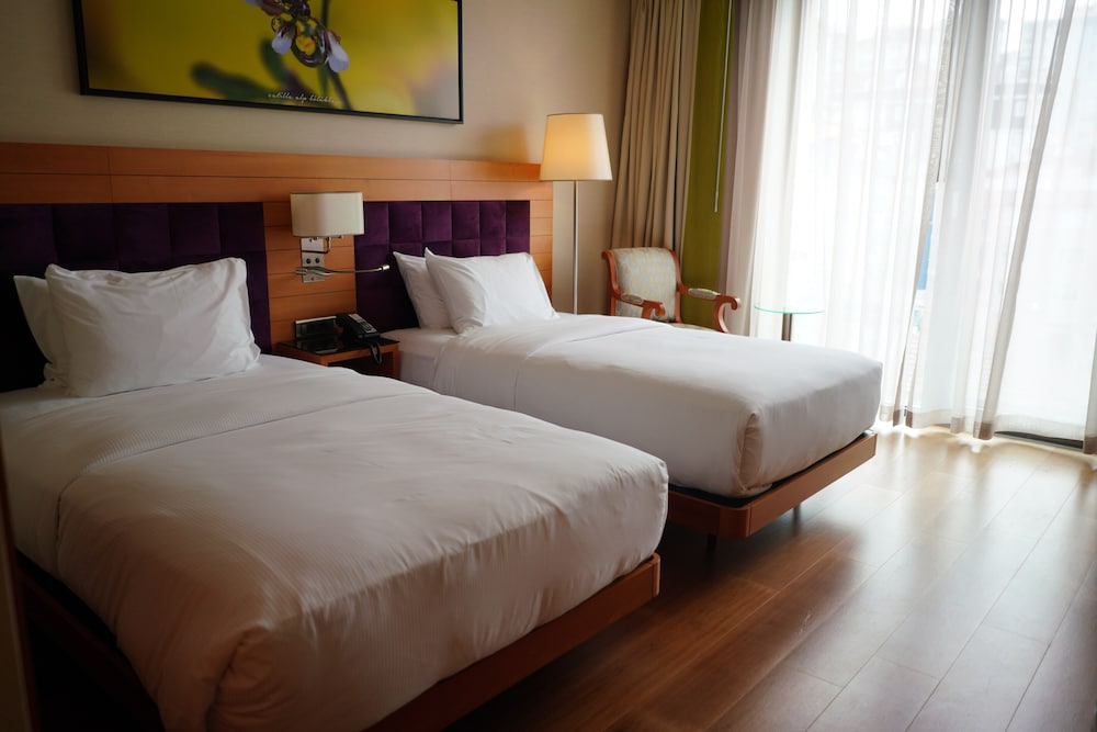 Suite, 2 Bedrooms, Accessible thumbnail 5