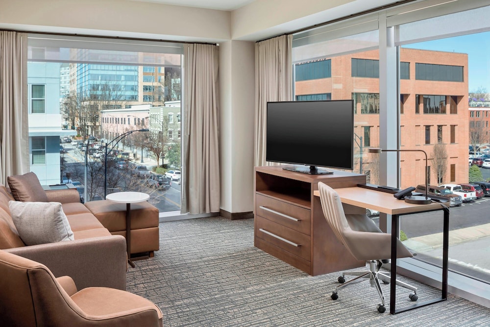 Suite, 2 Bedrooms (Mobility/Hearing Access, Roll-In Shwr) photo 3