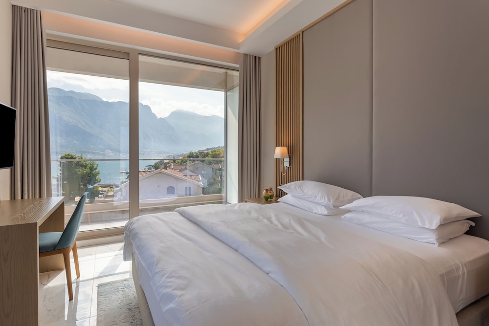 Premium Room, 1 King Bed - Photo 3