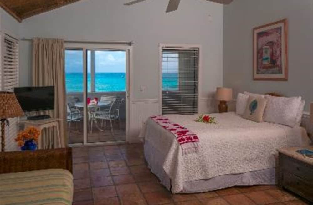 Waterfront Studio Suite (Poinsettia) photo 2