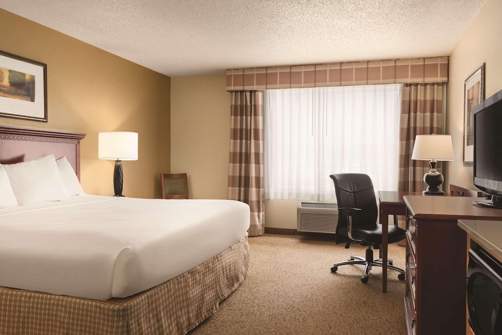 Suite, 1 King Bed, Non Smoking, Jetted Tub - Photo 5