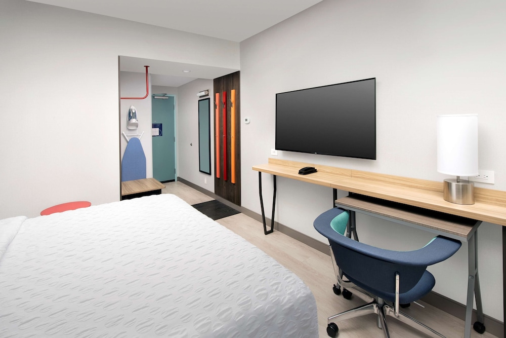 Room, 1 King Bed, Accessible (Hearing, Roll-in Shower) photo 2
