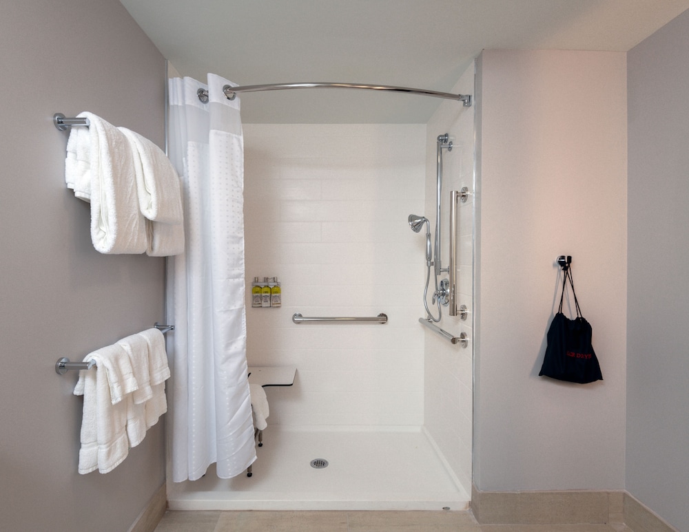 Suite, 2 Twin Beds, Mobility Accessible (Mobility, Roll Shwr) photo 1