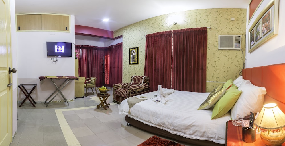 Business Room, 1 Queen Bed, Non Smoking, City View photo 2