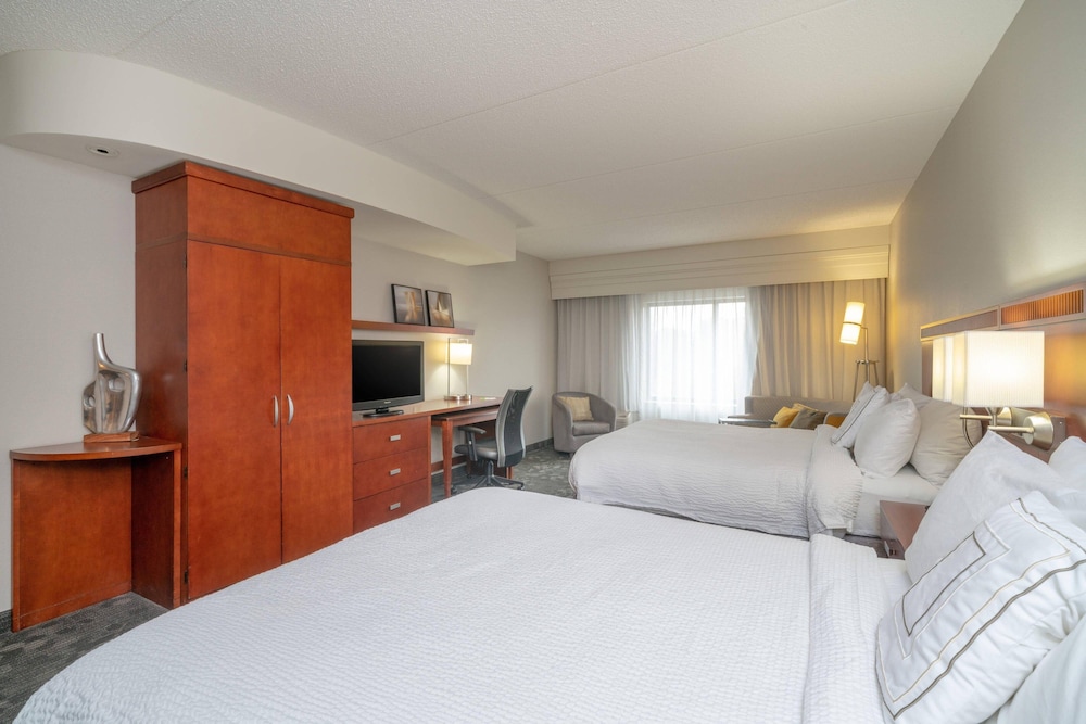 Room, 2 Queen Beds (Mobility Accessible, Tub) - Photo 3