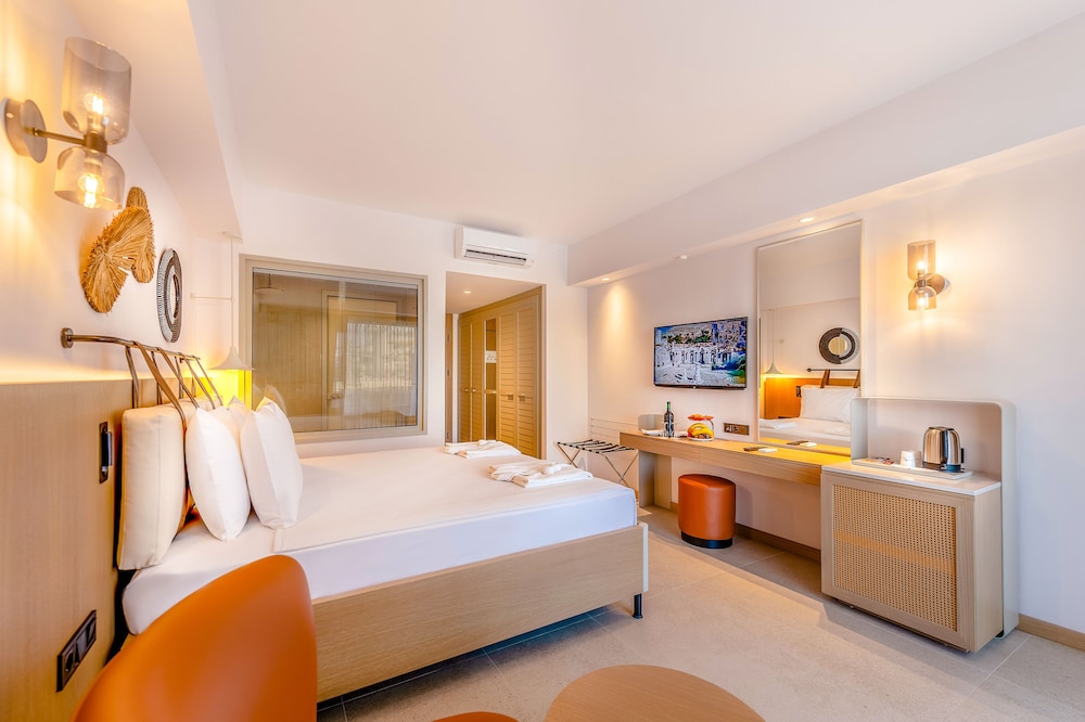 Elite Swim Up Room +13