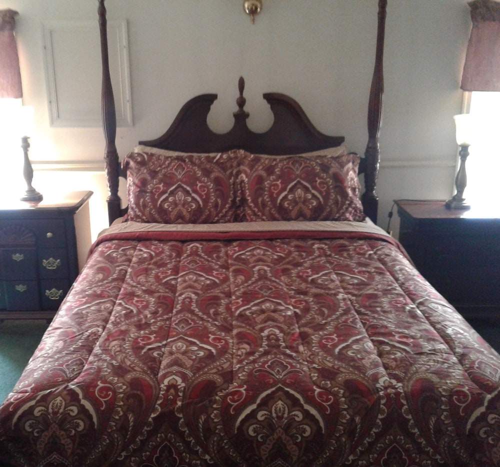 Presidential Room 305 King Bed with Jetted Tub