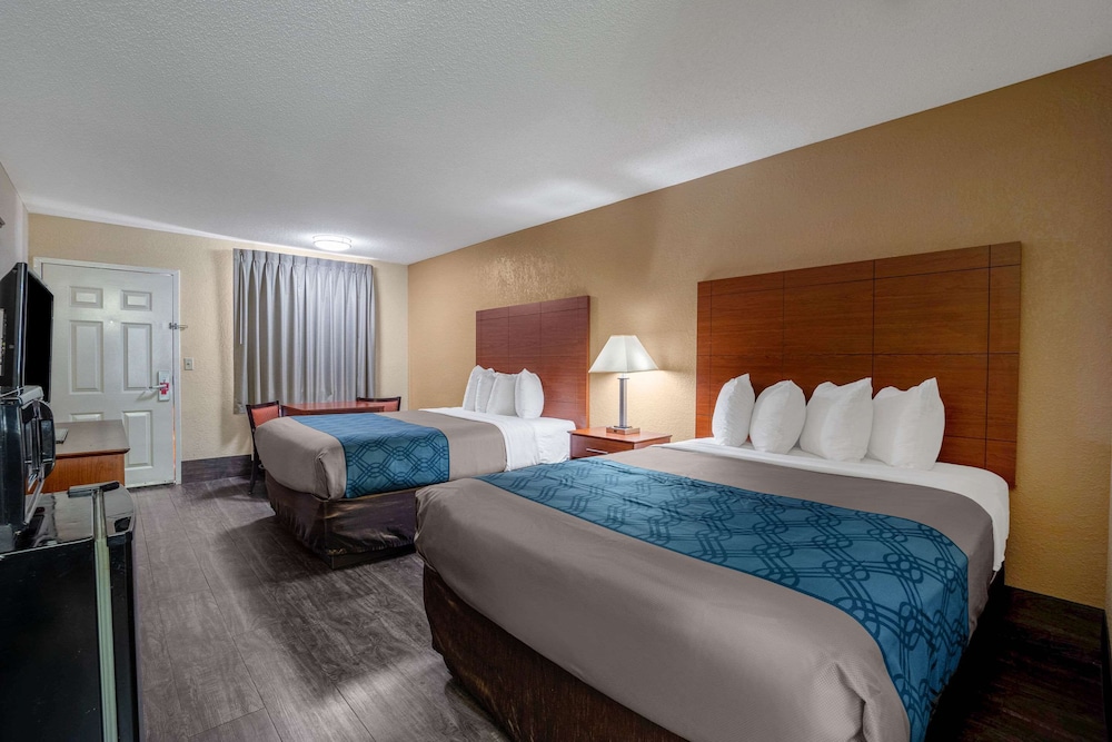 Standard Room, 2 Queen Beds, Non Smoking - Photo 3