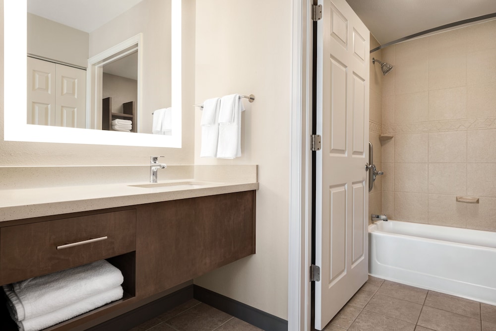 Suite, 2 Bedroom, Kitchen, 2 King - Photo 7