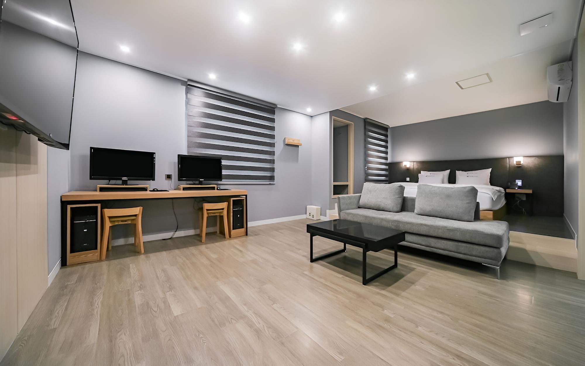 Room (Suite) - Photo 2