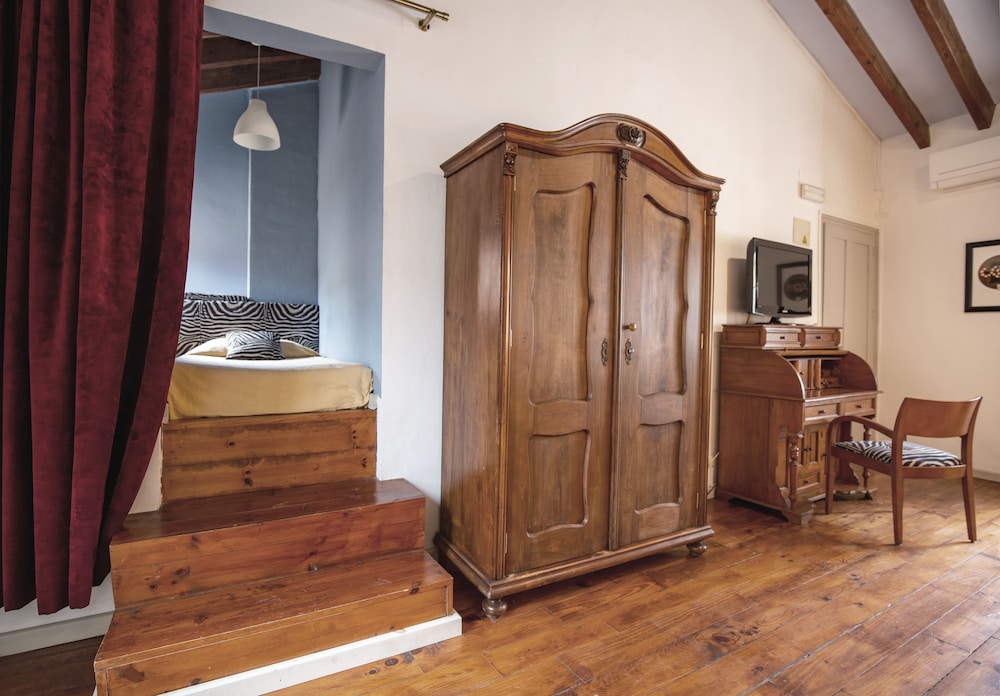 Superior Double or Twin Room, Ensuite - Photo 8