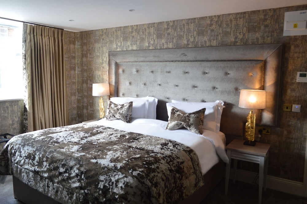 Superior Room, 1 King Bed, Non Smoking (Converts to 2 Twin Beds)