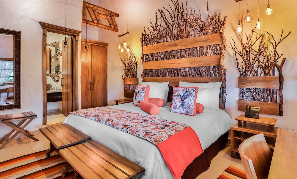 Superior Room, 1 King Bed photo 2