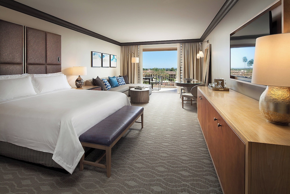Grand Room, 1 King Bed, Pool View