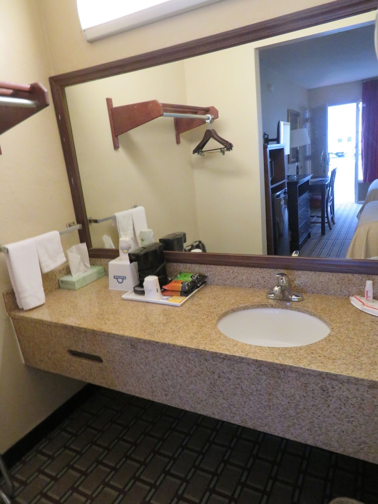 Basic Double Room, Multiple Beds photo 3