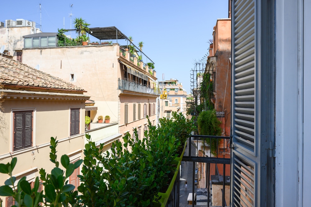 Superior Triple Room, Balcony, City View photo 3