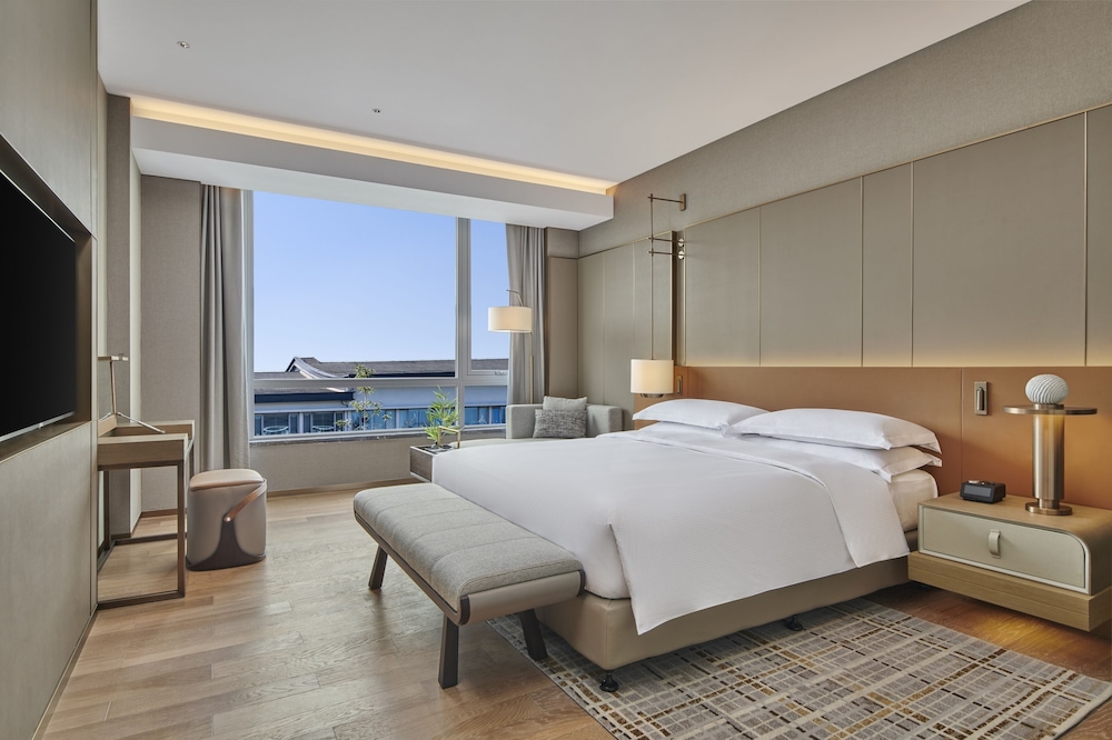 Deluxe Suite, 1 King Bed (Ambassador) photo 1