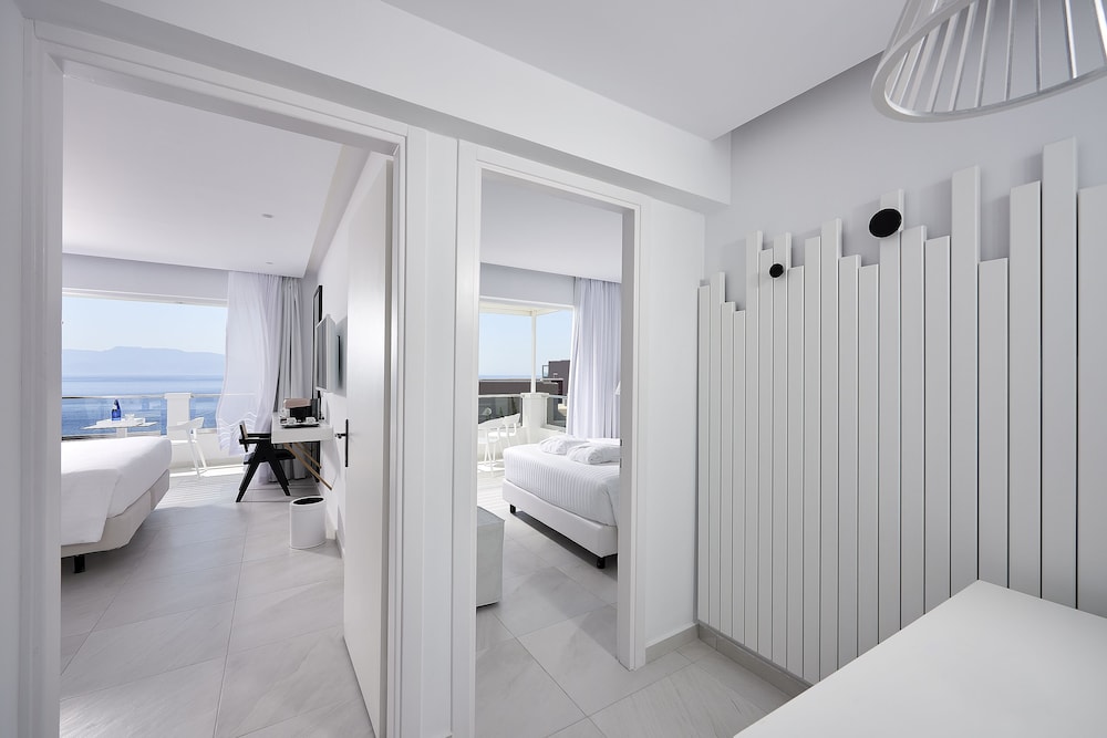 Family Suite, 2 Bedrooms, Sea View - Photo 3