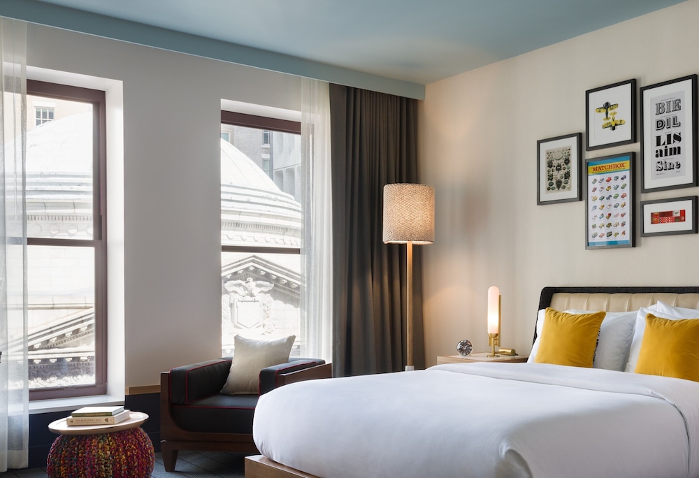 Premium Room, 1 King Bed, Roll-in Shower, Non Smoking (Communications) photo 3