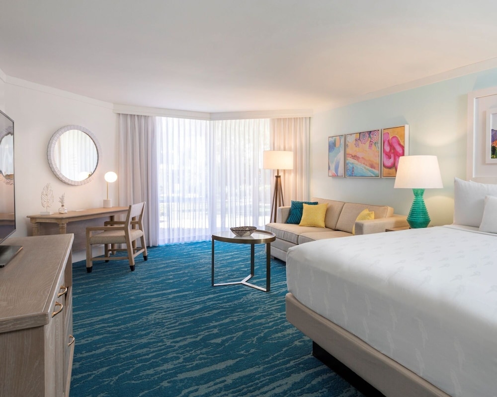 Deluxe Room, 1 King Bed photo 2