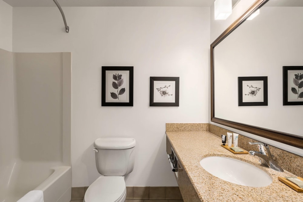 Suite, 1 King Bed, Non Smoking, Jetted Tub - Photo 2