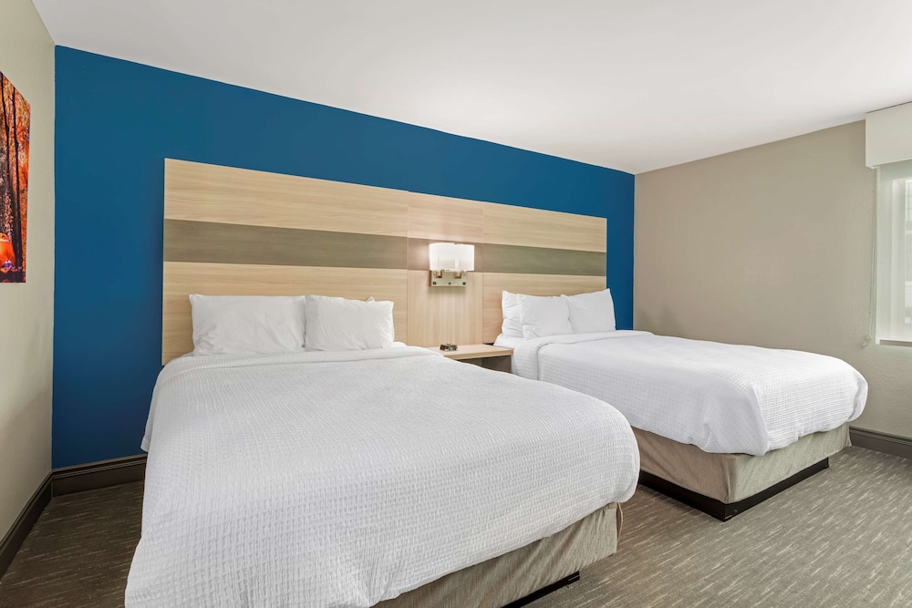 Standard Room, 2 Queen Beds, Non Smoking, Refrigerator & Microwave - Photo 1