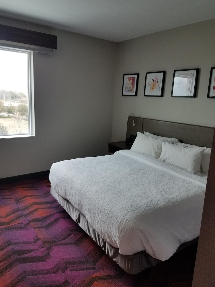 Suite, 1 King Bed, Accessible, Non Smoking (mob/hearing acc w/ roll-in shower) photo 3